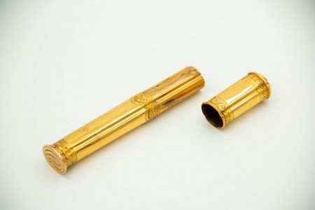 Porta-Lacre em ouro amarelo relevado com grinaldas, flores e folhas.